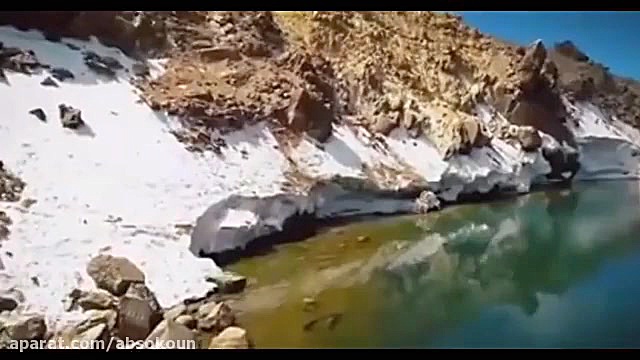 نمایی هوایی از دریاچه ای در با...