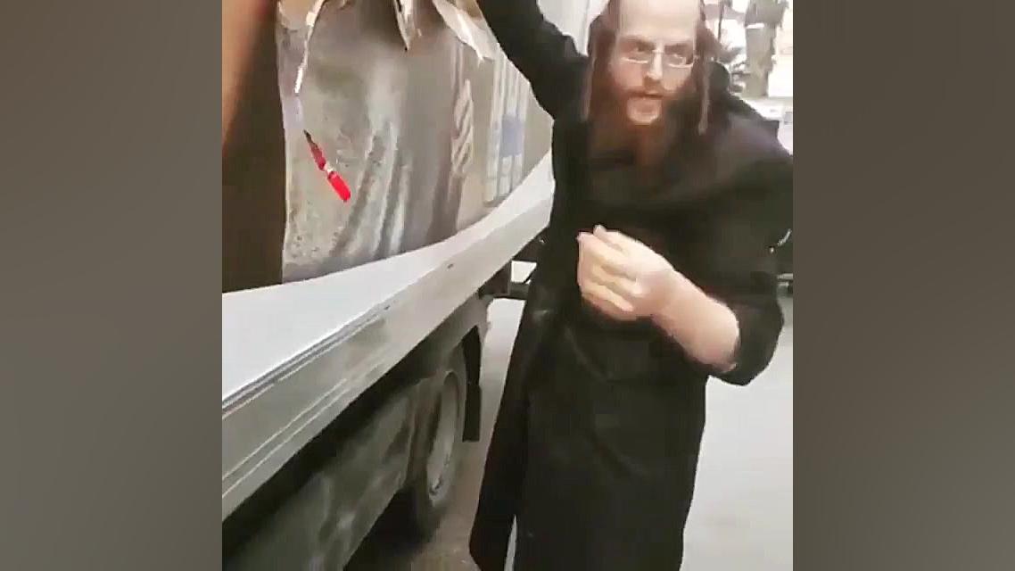 پوشاندن عکسهای لخت در تبلیغات...