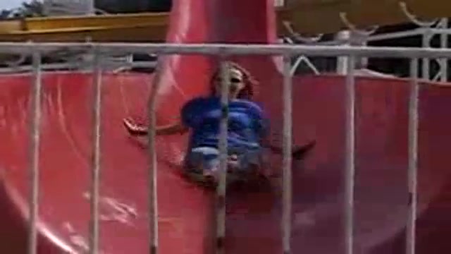 برخورد زن با میله های شهربازی....