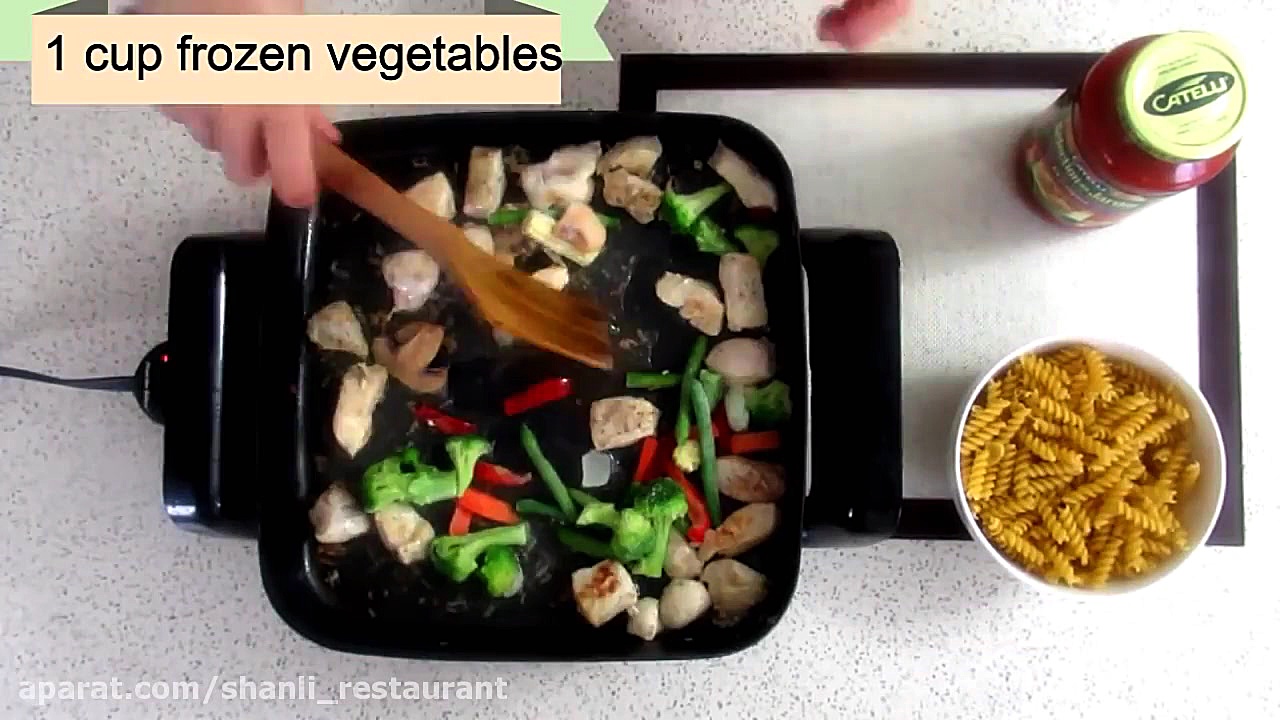 ماکارونی با مرغ و سبزیجات