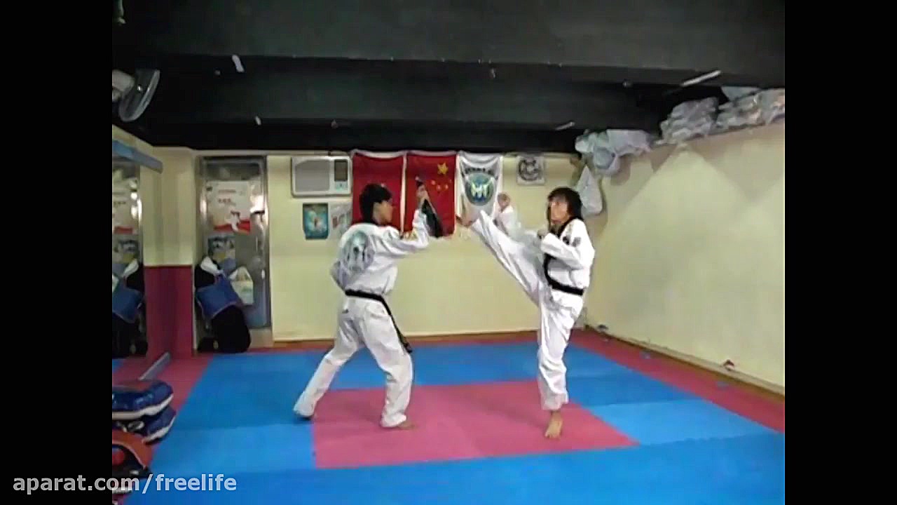 نمایش ضربه های پا در تکواندو ب...