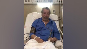 بهمن مفید روی تخت بیمارستان عز...