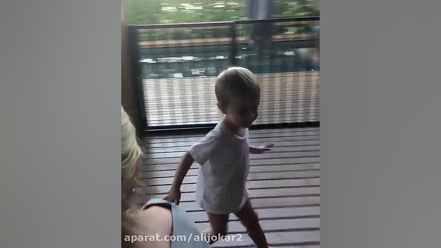 رقص دختر بچه با پوشاک برای مام...