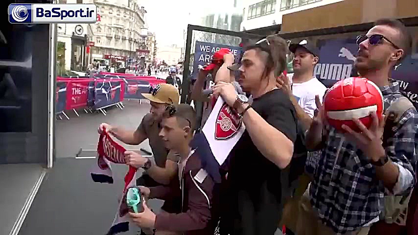 پشت صحنه رونمایی از لباس دوم آ...