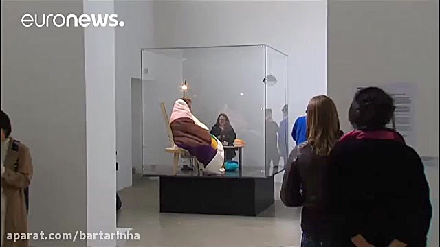 هنرمند فرانسوی خود را داخل مجس...