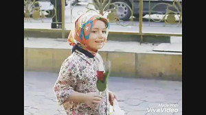 گل دادن یک روحانی به دختران در...