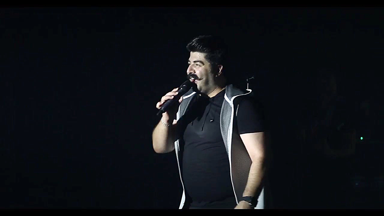 اجرای آهنگ جینگ و جینگه در کنس...