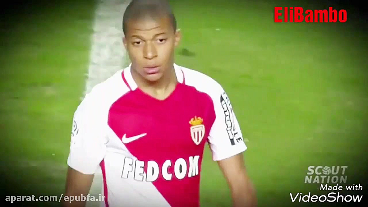 حرکات زیبا و نمایشی از فوتبالی...