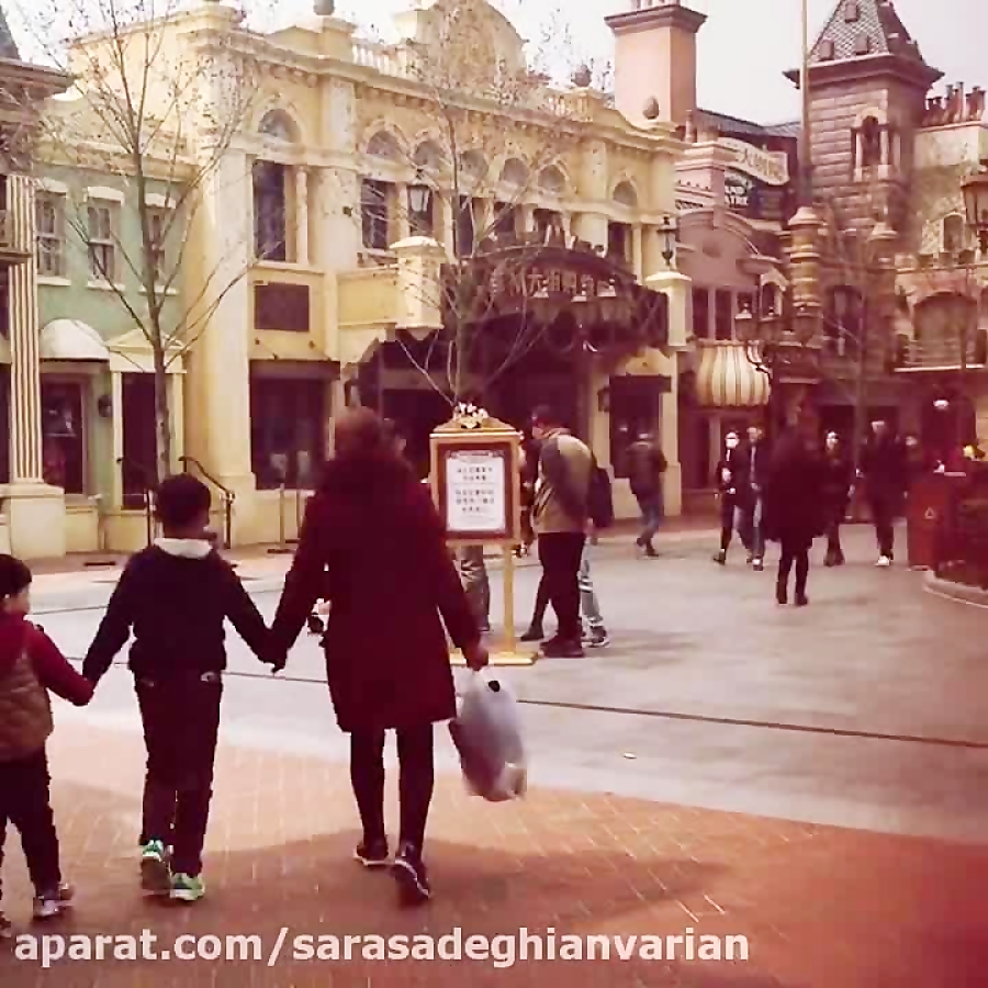 من در ديزني لند شانگهاي(چين)