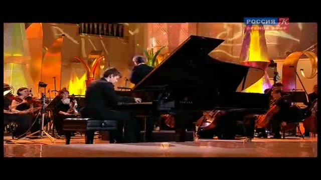 ارکستر و پیانیست بسیار جوان