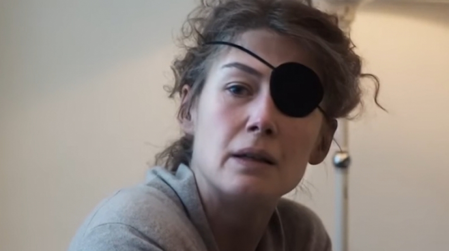 رزاموند پایک در نقش خبرنگاری ک...