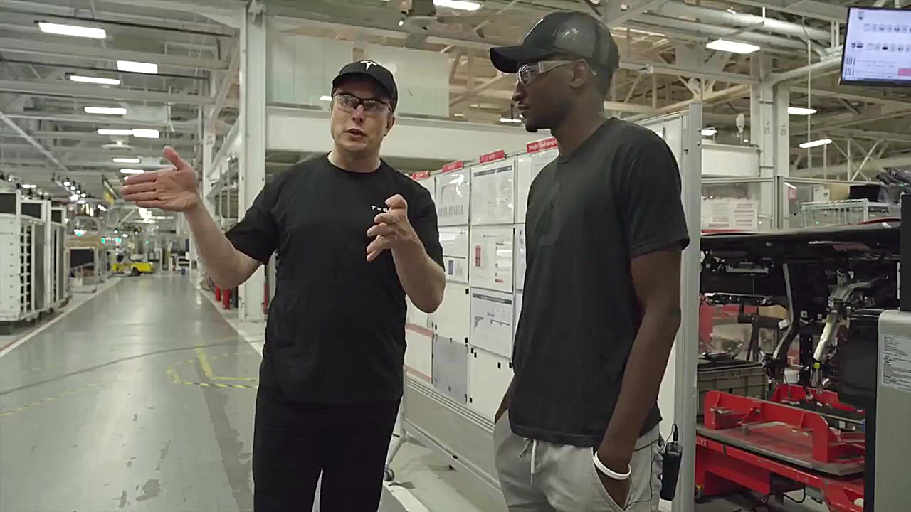 گردش در کارخانه Tesla همراه با...