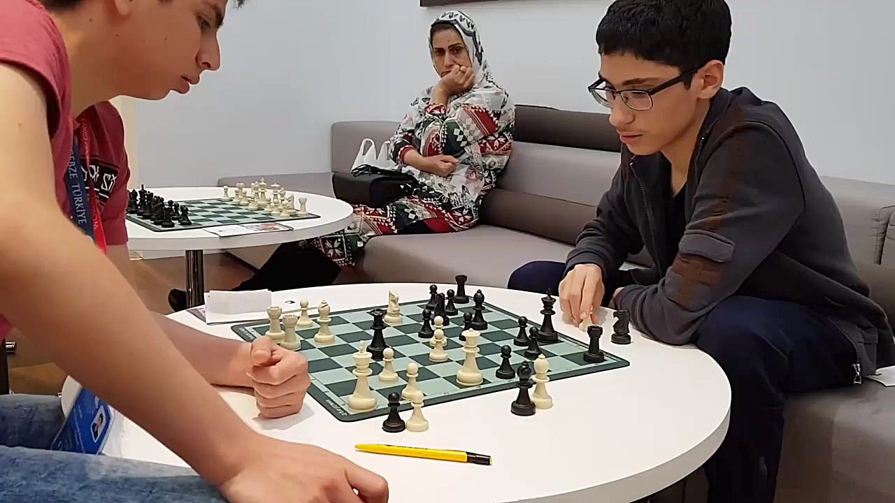 علیرضا فیروزجا در حال آنالیز ب...