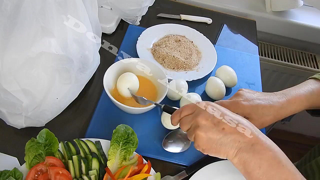 تخم جوش داده با آرد سوخاری