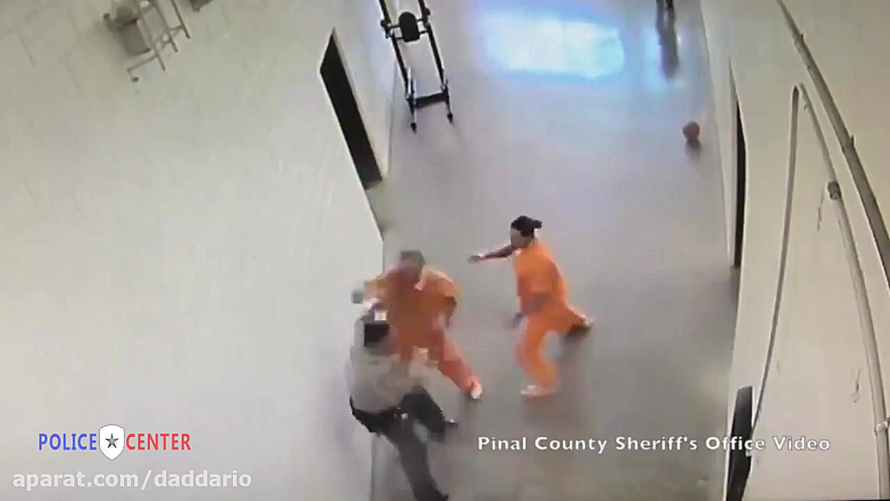 حمله شدید دو زندانی به یک پلیس...