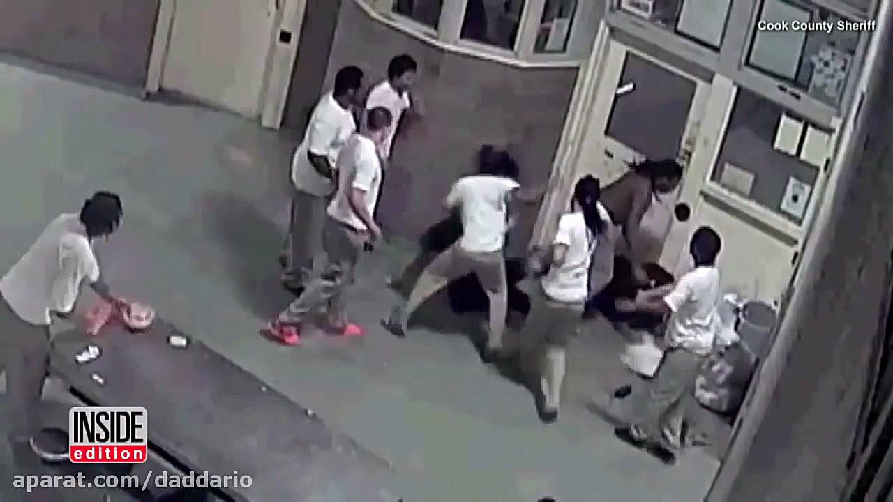 حمله وحشیانه زندانیان به پلیس...