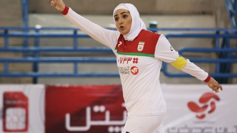 کمک جهانگیر کوثری به فوتبالیست...