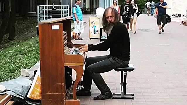 پیانیست خیابانی در کی یف پایتخ...