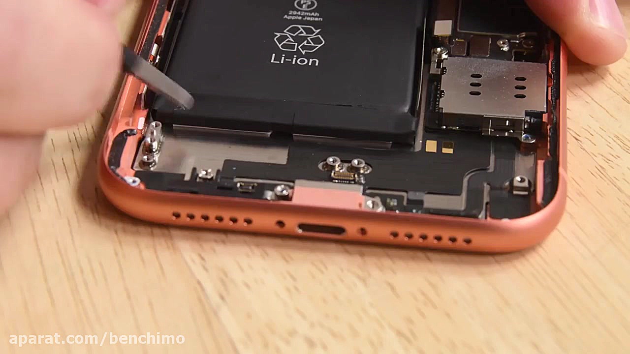 ویدئویی از کالبدشکافی آیفون XR