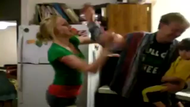 بلند کردن برادر توسط خواهر کوچ...