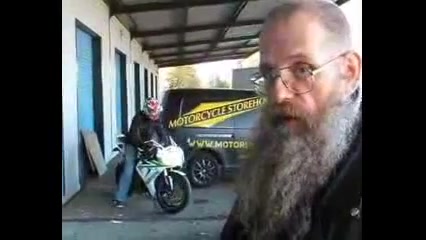 موتور ریس در مقابل هارلی چاپر