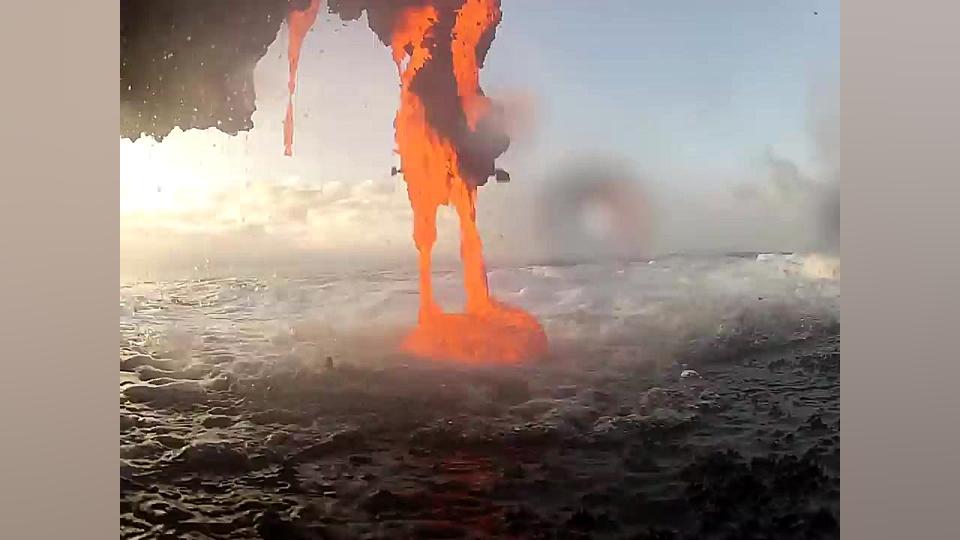 آب و آتش در کنار ساحل