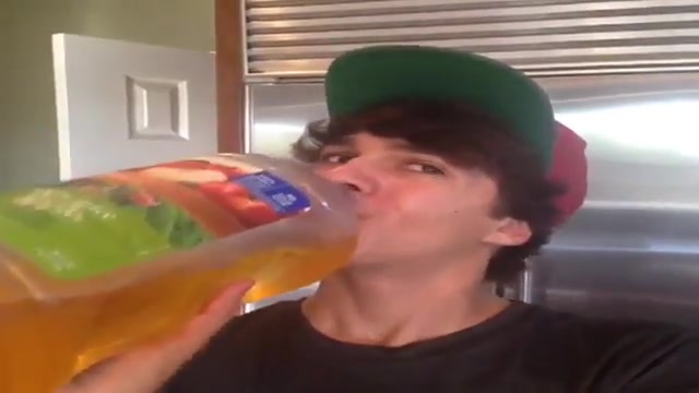 وقتی خونه تنهام، کارای بد می ک...