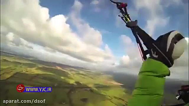 اقدام ریسکی خلبان جت جنگی در آ...