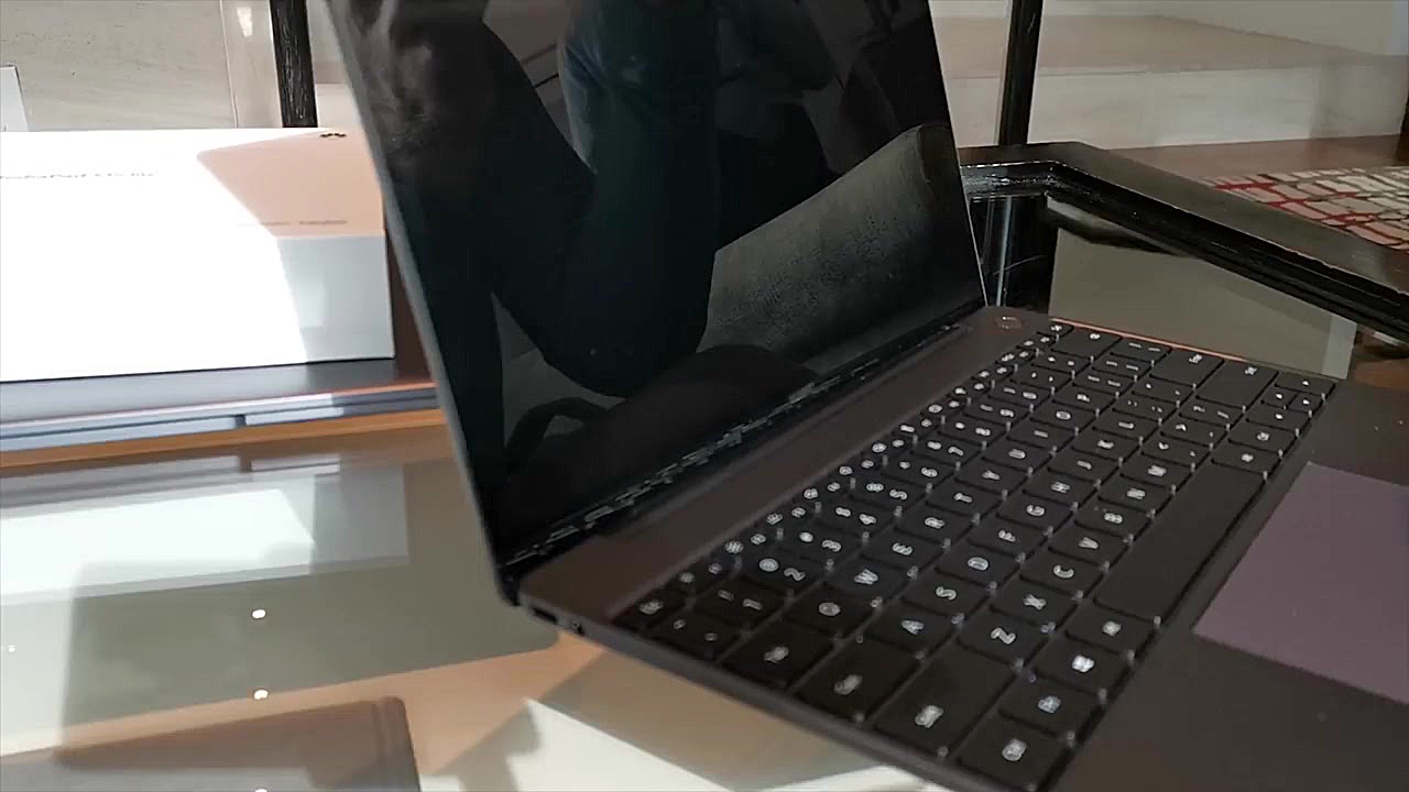 نگاه نزدیک به میت بوک ۱۳ و مدی...