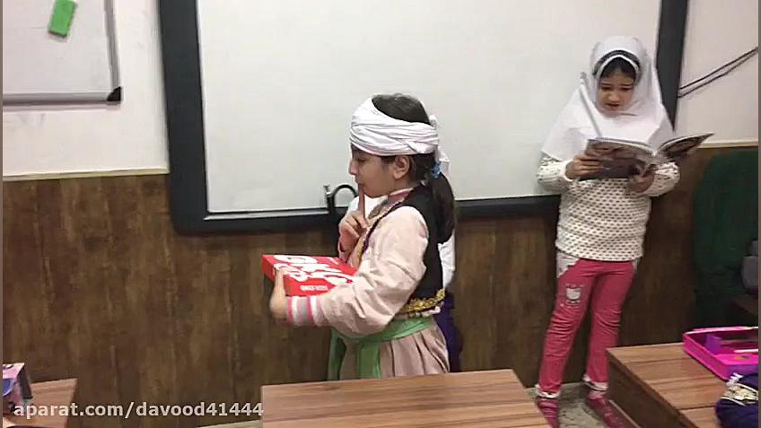 اجرای نمايش راز جعبه توسط دختر...