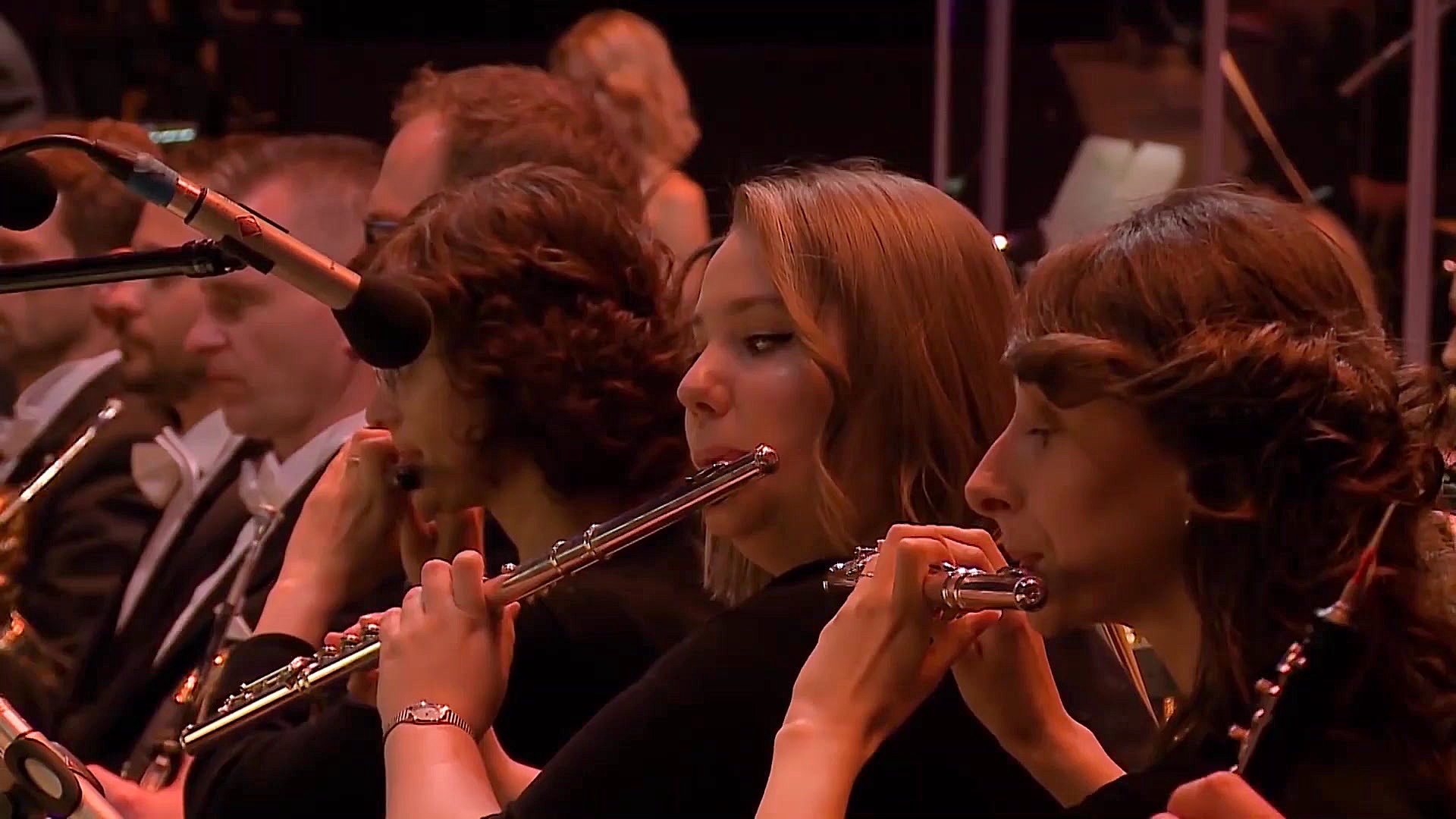 موسیقی فیلم: لا لا لند به آهنگ...