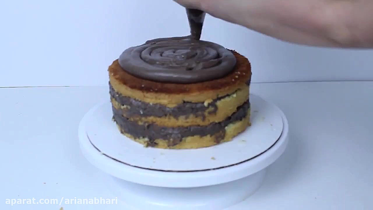 طرز تهیه کیک وانیلی با لایه شک...