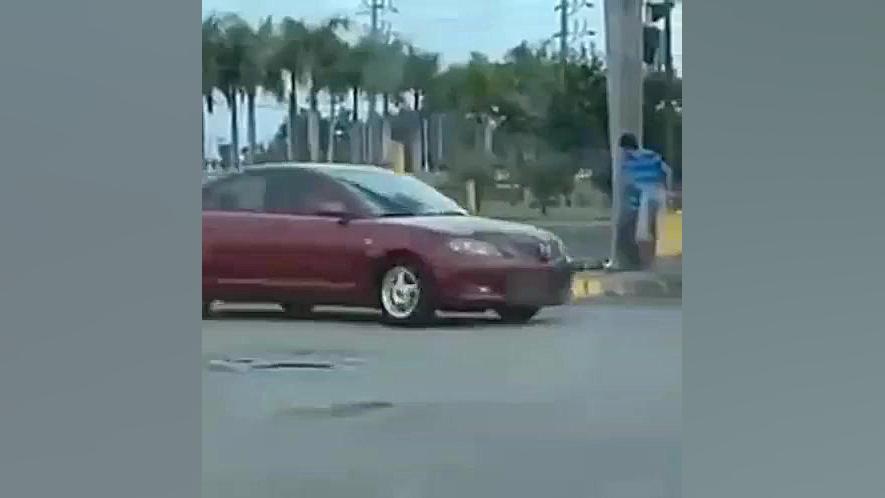 حرکت عجیب یک مرد در یکی از پار...