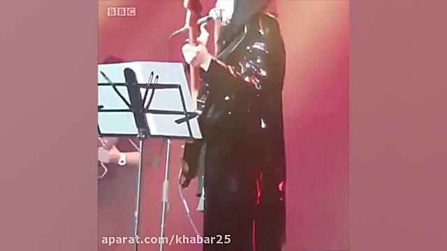 خوانندگی خواننده زن در کنسرت ح...