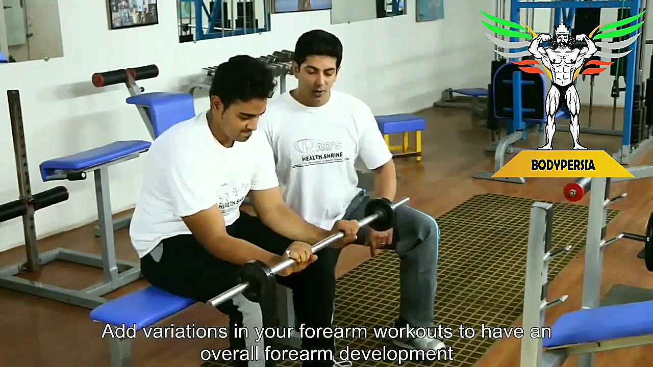 ساعد هالتر نشسته روی میز با مچ...