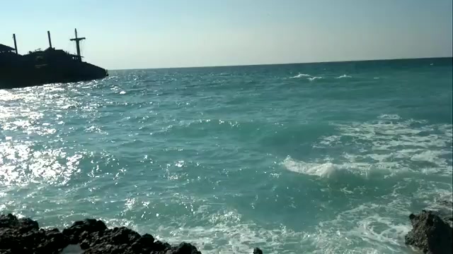 کشتی یونانی در حال از بین رفتن