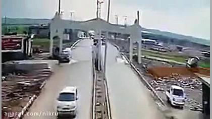 لحظه انفجار بمب در گذرگاه باب...