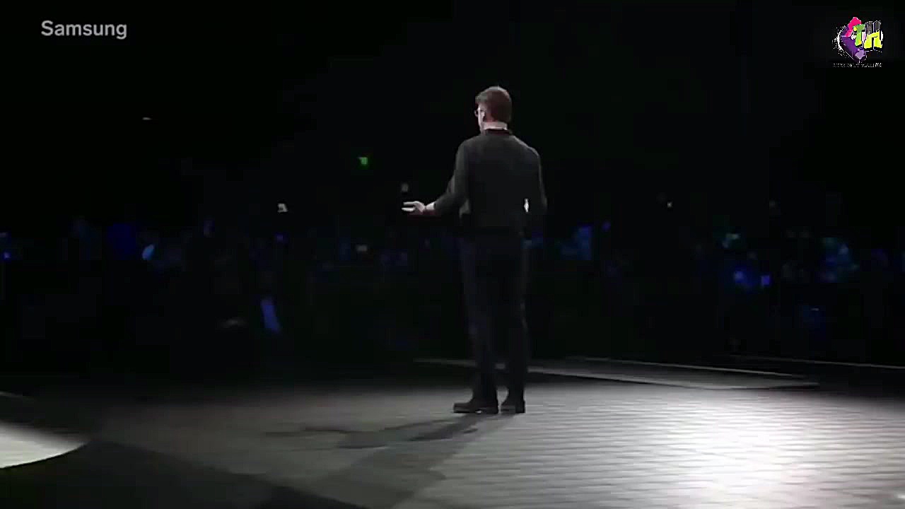 Samsung Foldable Phone hands O...