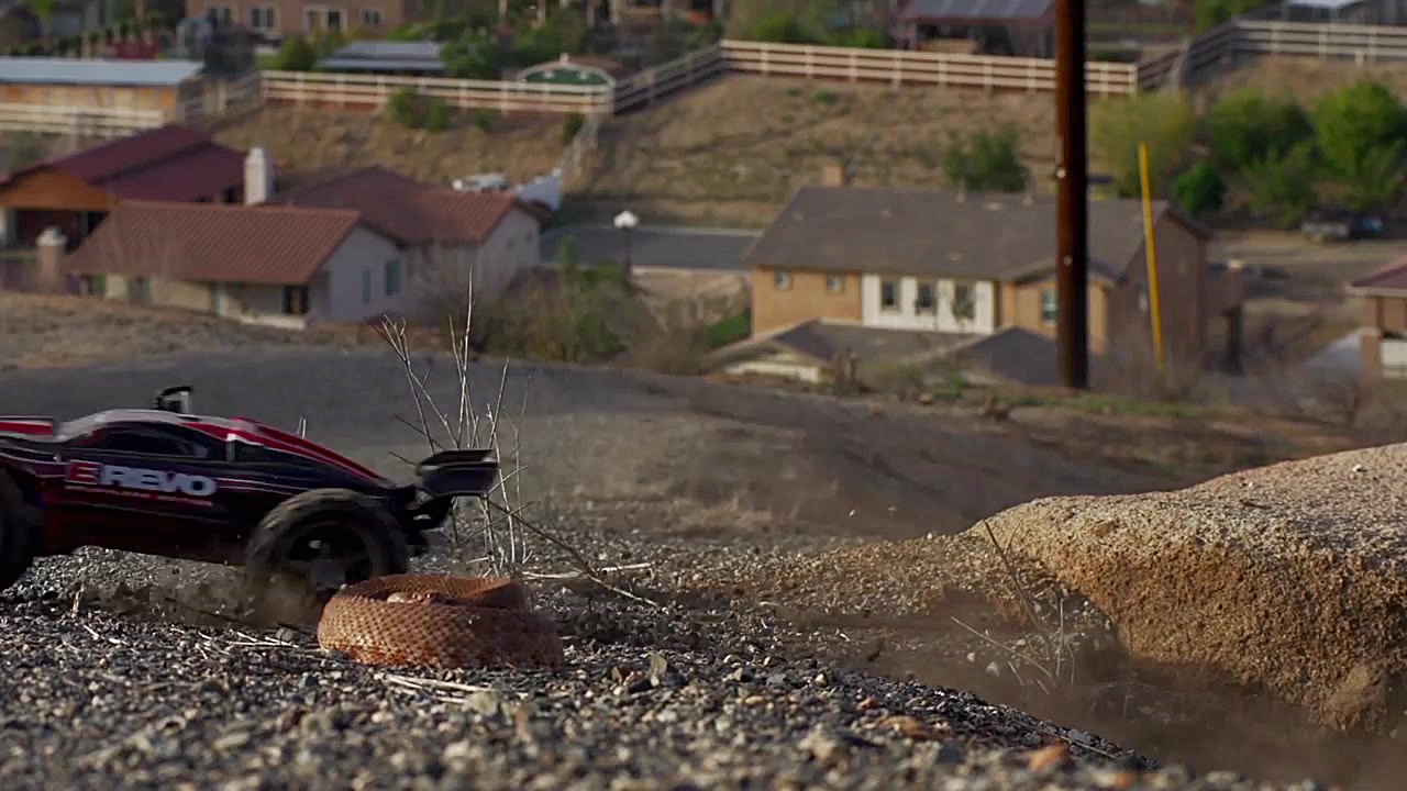 Traxxas E Revo در کنار مار زنگ...