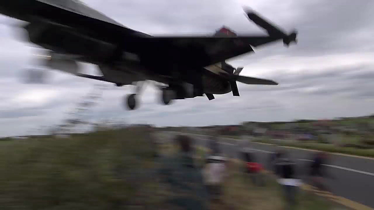 هنرنمایی خلبان جنگنده اف 16 ار...