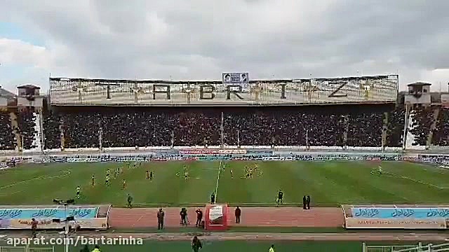 شعار هواداران تراکتورسازی در ح...