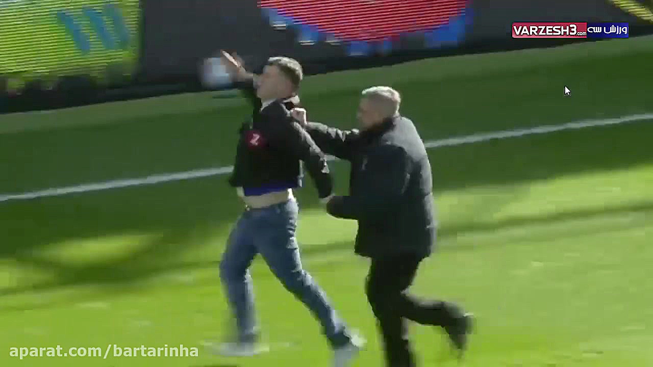 مشت هوادار بیرمنگام به صورت با...