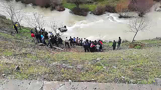 تلاش مردم برای نجات سرنشینان پ...