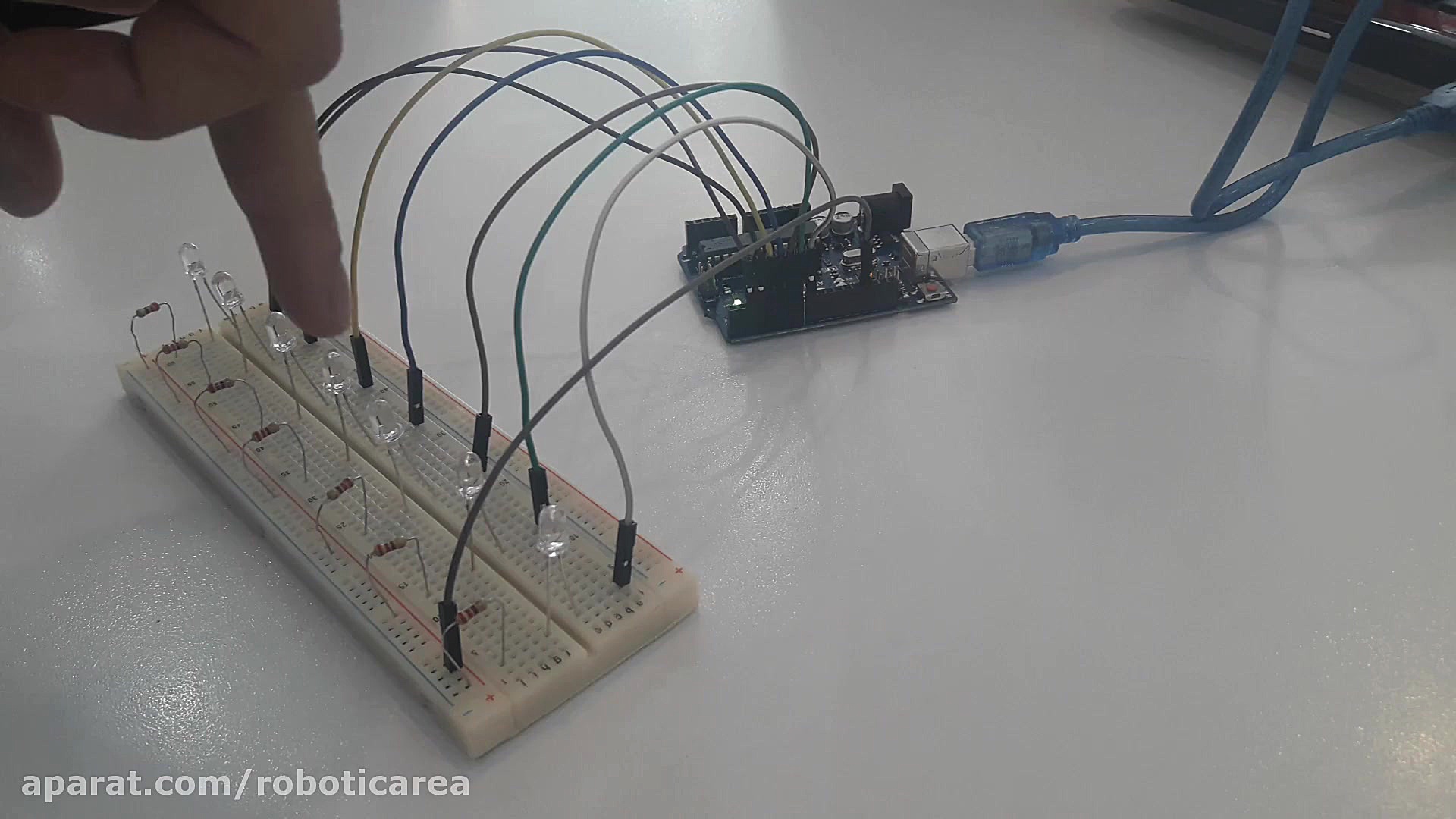 روشن کردن 7 LED به صورت رفت و برگشت و توضیحات نرم افزار IDE