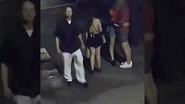 تلاش یک مرد برای آزار جنسی یک...