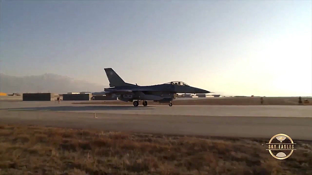 پروازهای عملیاتی جنگنده های اف...