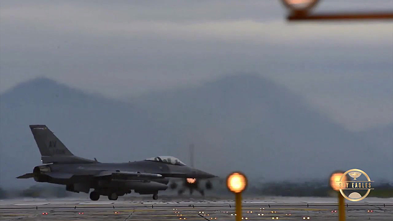 پرواز و فرود جنگنده اف 16 نیرو...