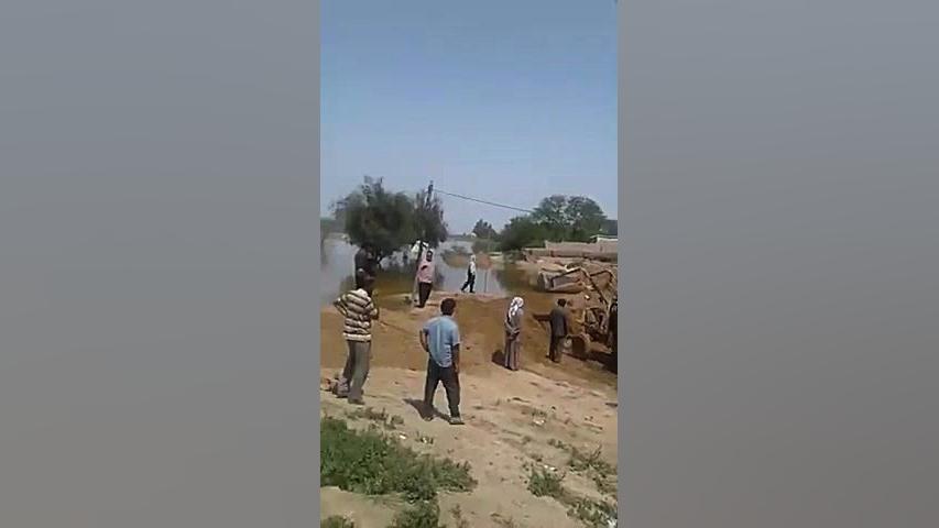 تلاش جوانان در مقابل سیلاب در...