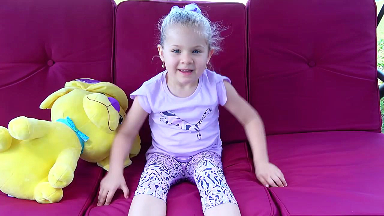 Diana and Roma pretend play cl...