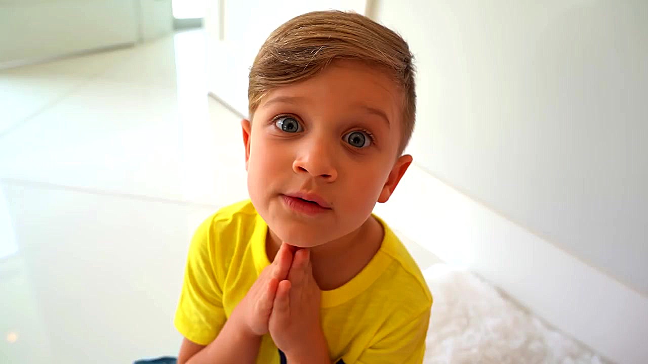 بازی دیانا با وسایل آرایشی و ل...